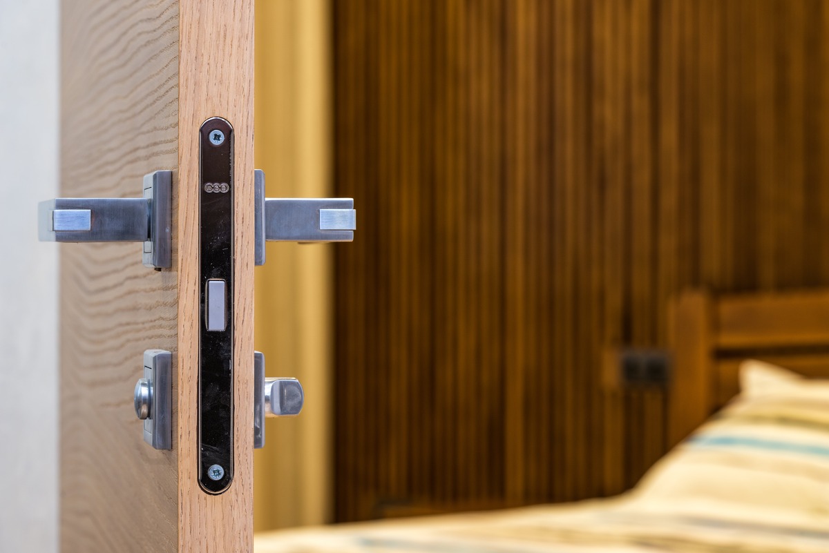8 Factors to Consider While Investing in a Hotel Lock System